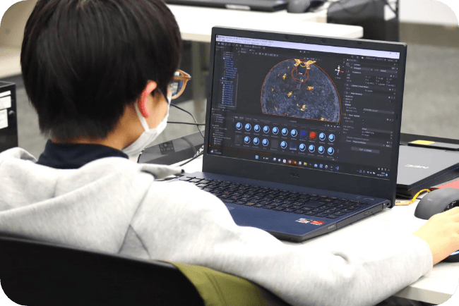 PCのユニティの画面を見ている、講座の生徒の後ろ姿